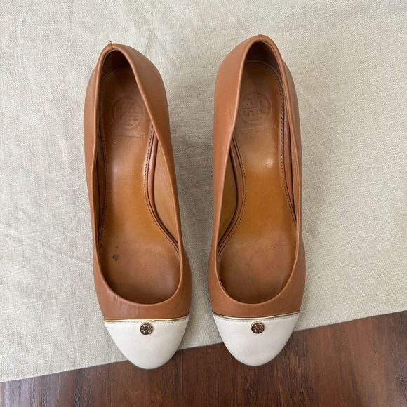 TORY BURCH Tiffy Two Tone Leather Wedge Pumps Cap Toe in Tan White - Picture 3 of 14